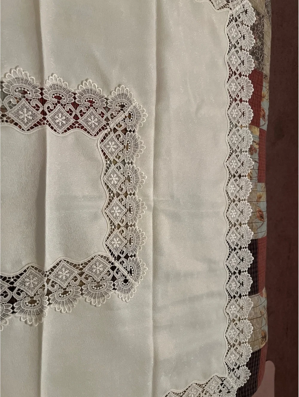 Elegant White Jacquard Tablecloth with High-Quality Lace 90x90 cm